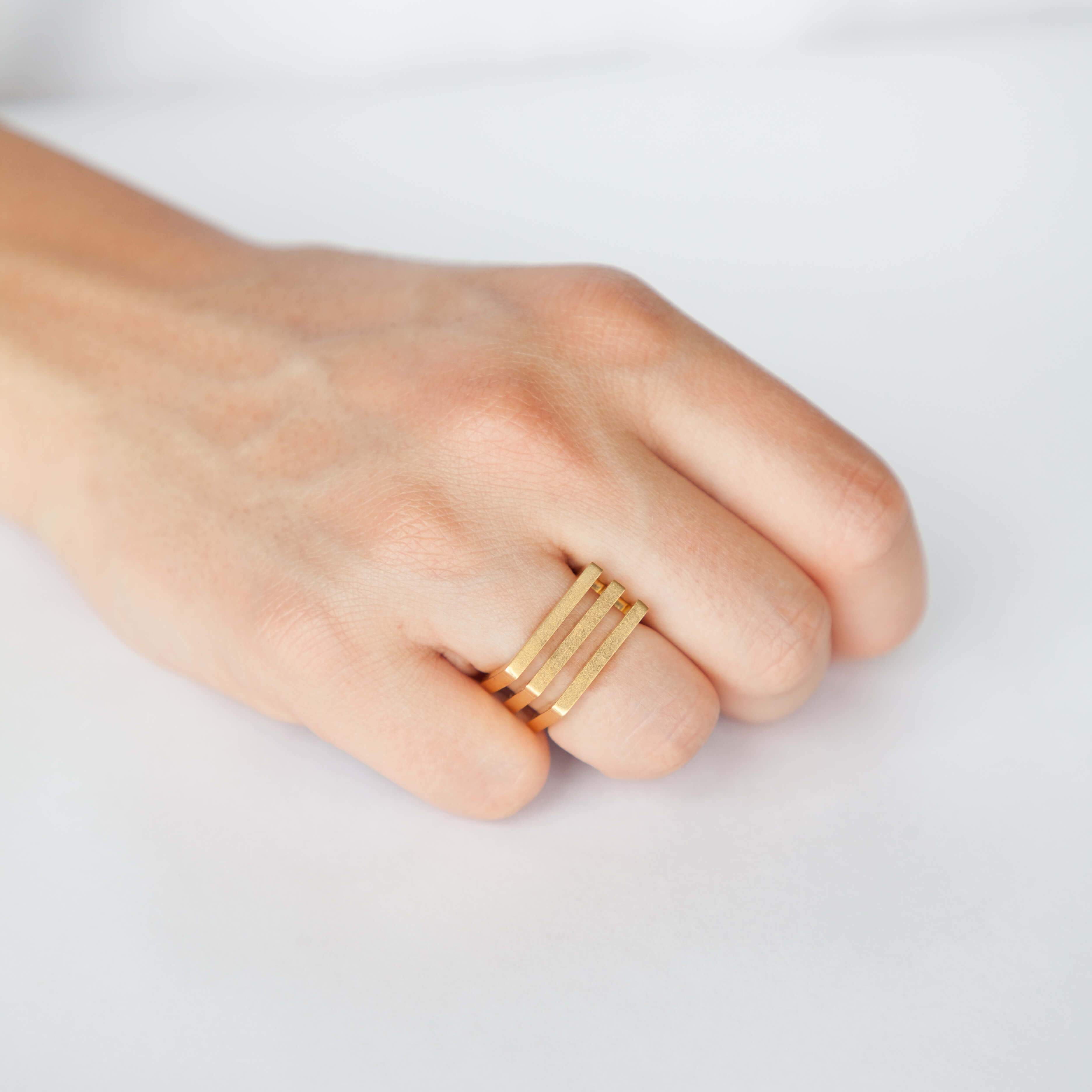 D 247  - Trio Square Ring