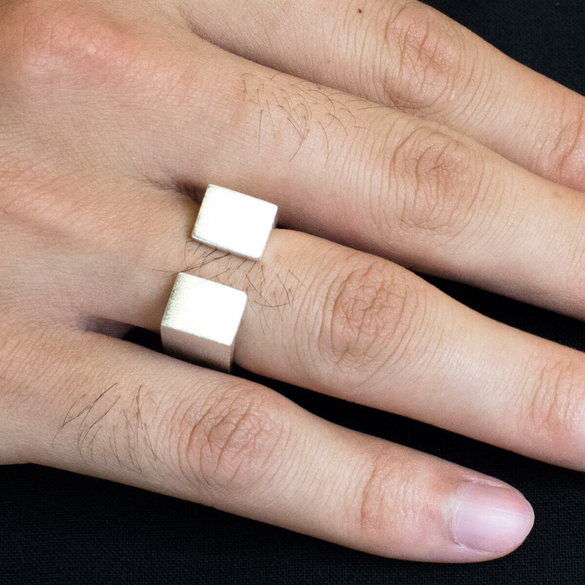 C 230 - Bold Square Ring